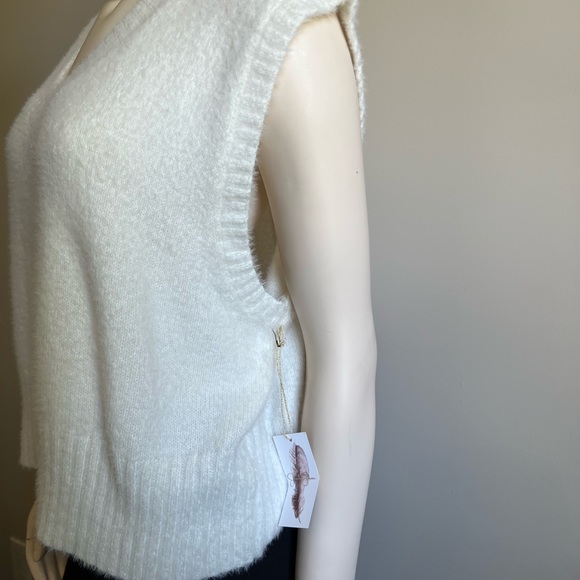 Jessica Simpson V Neck Sleeveless Sweater - Picture 3 of 7